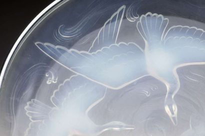 VERLYS
Opalescent molded glass bowl with...