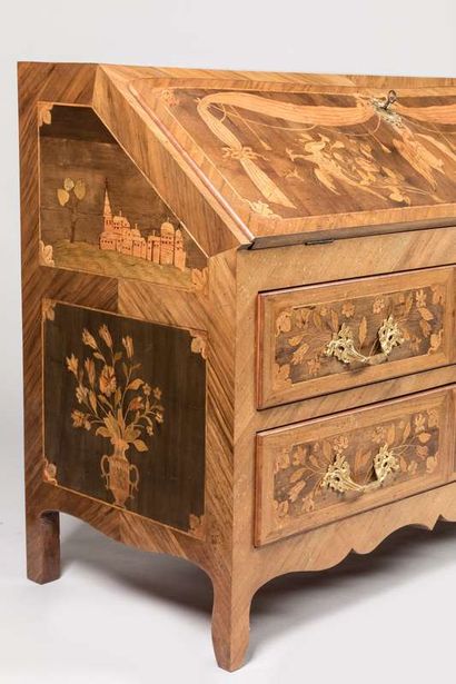 Chest of drawers in inlaid wood decorated...