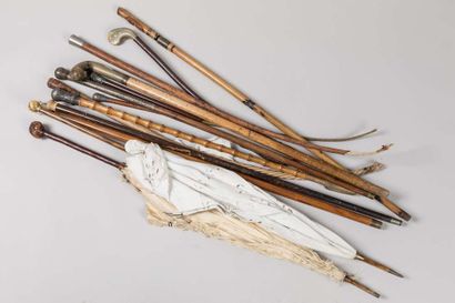 Lot including :
2 damaged parasols 
3 badines...