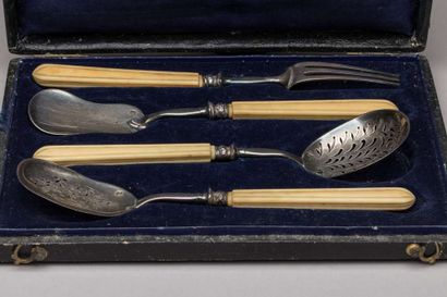 Four pieces silver candy set, bone handles
Minerve...