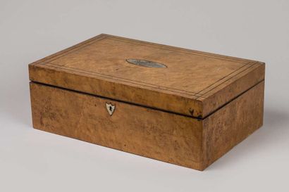 Burr and dark wood filets box, the lid decorated...