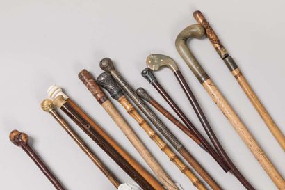 Lot including :
2 damaged parasols 
3 badines...