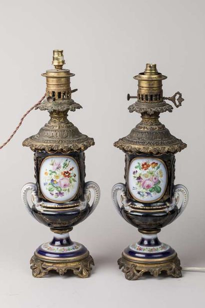 Pair of lamps in porcelain of Bayeux (?)...