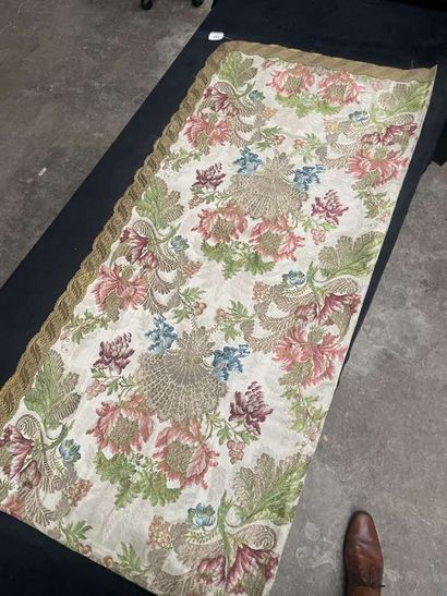 Table carpet in a lampas, middle 18th century,...