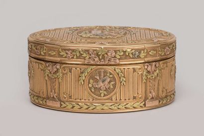 Three-tone gold box of oval shape decorated...