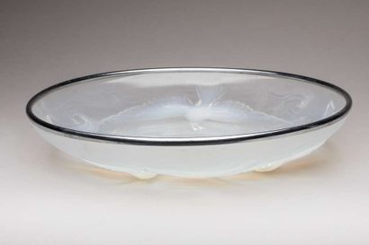 VERLYS
Opalescent molded glass bowl with...