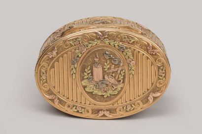 Three-tone gold box of oval shape decorated...
