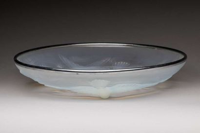 VERLYS
Opalescent molded glass bowl with...
