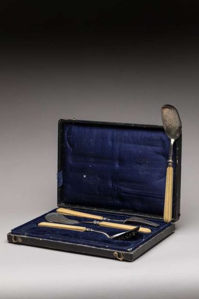Four pieces silver candy set, bone handles
Minerve...
