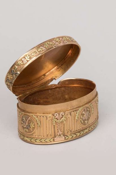 Three-tone gold box of oval shape decorated...