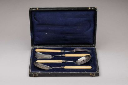 Four pieces silver candy set, bone handles
Minerve...
