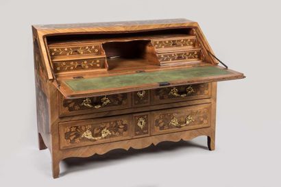 Chest of drawers in inlaid wood decorated...