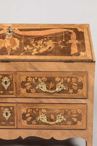 Chest of drawers in inlaid wood decorated...