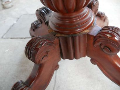 Violin pedestal table 19th century, white...