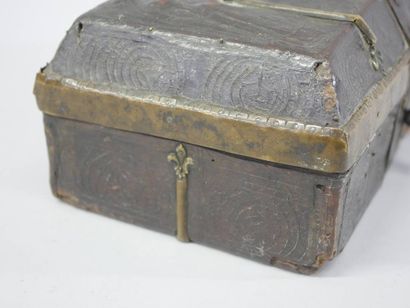 Petit coffre de voyage en bois gainé de cuir...