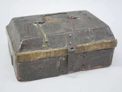 Petit coffre de voyage en bois gainé de cuir...