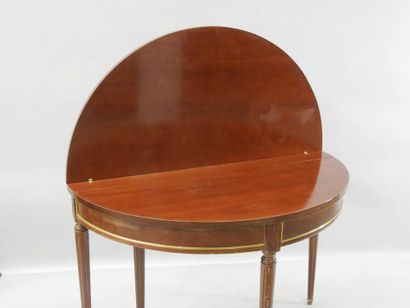 Table demi-lune en acajou et placage XIXe...
