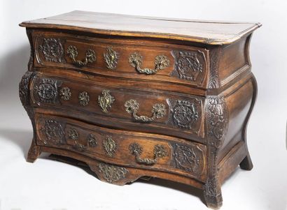 Commode à façade et côtés galbés en noyer....