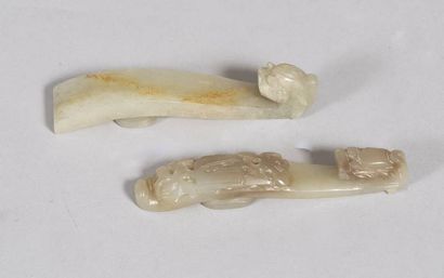 Lot de 2 agrafes sculptées en jade
Long :...
