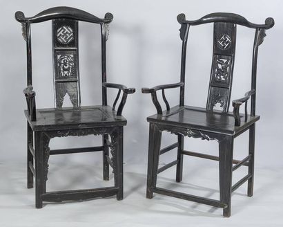 Paire de fauteuils en bois peint noir à dossiers...