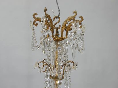Dans le goût de Baccarat, un lustre en métal...