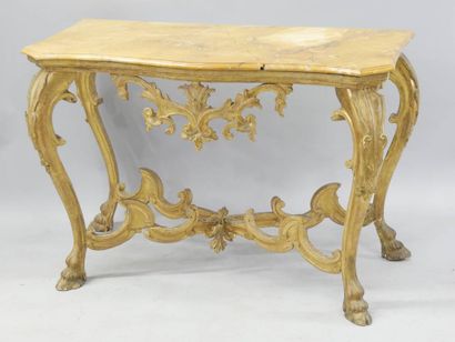 Console galbée en façade en bois sculpté...