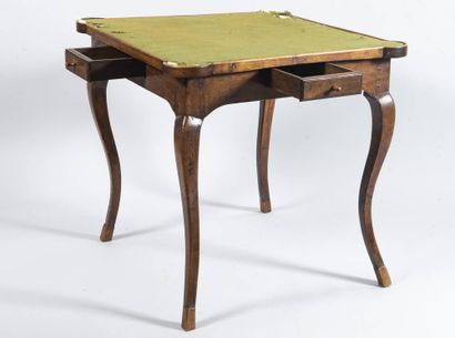 Table à jeux en noyer ouvrant à 4 tiroirs...