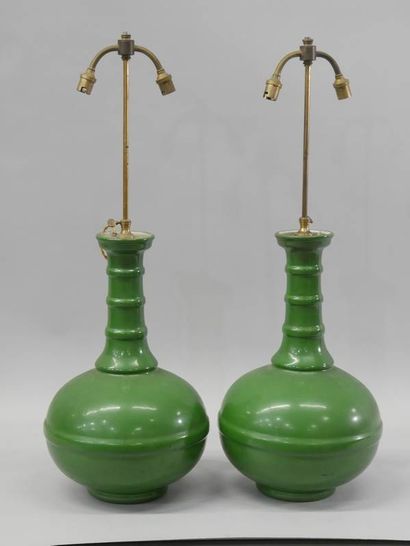Paire de vase en faïence de forme gourde,...
