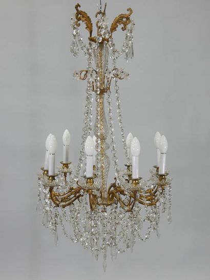 Dans le goût de Baccarat, un lustre en métal...