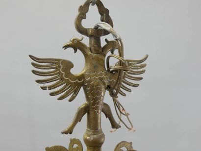 Lustre en laiton orné sur un fût d'un aigle...
