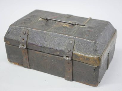 Petit coffre de voyage en bois gainé de cuir...