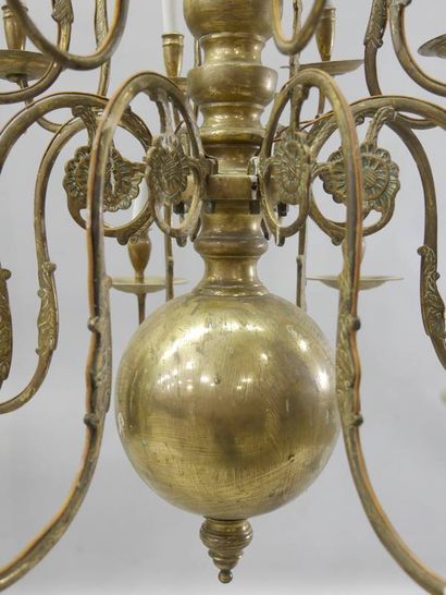 Lustre en laiton orné sur un fût d'un aigle...