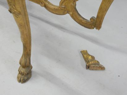 Console galbée en façade en bois sculpté...