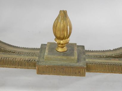 Console en bois sculpté et doré reposant...