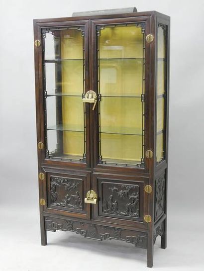 Vitrine en bois de fer ouvrant à 4 portes...