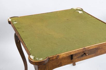 Table à jeux en noyer ouvrant à 4 tiroirs...