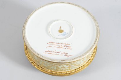 Belle boîte couverte à bonbons en porcelaine,...