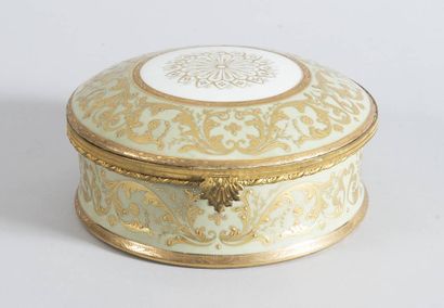 Belle boîte couverte à bonbons en porcelaine,...