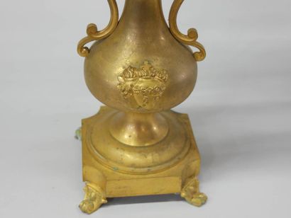Paire de candélabres en métal doré àdé cor...