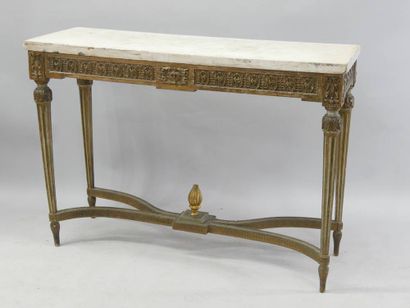 Console en bois sculpté et doré reposant...