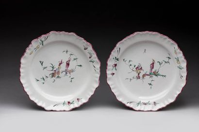 Paire d'assiettes en faïence à décor au chinois,...