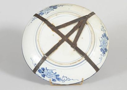 Plat rond en faïence à décor d'un paon sur...