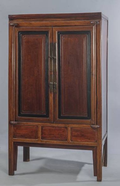 Armoire en bois mouluré à filets noircis...