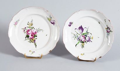 2 assiettes à contours en faïence à décor...