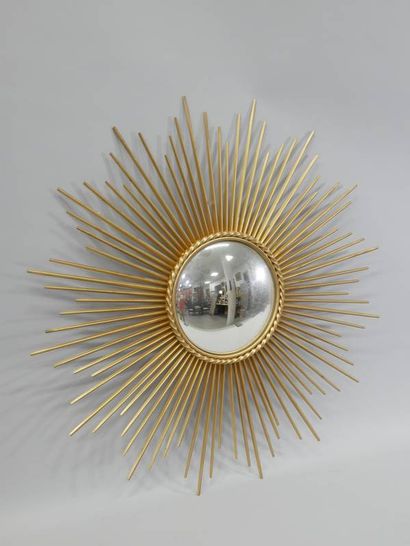Miroir sorcière en métal doré et torsadé.
Diam...