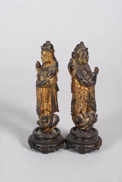 Paire de statuettes asiatiques en bois laqué...