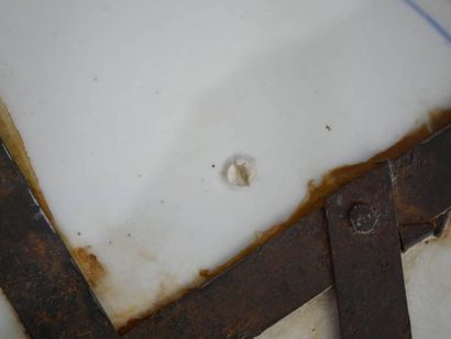 Plat rond en faïence à décor d'un paon sur...
