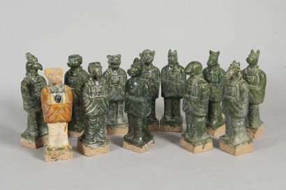 Ensemble de 12 figures en terre vernissée...