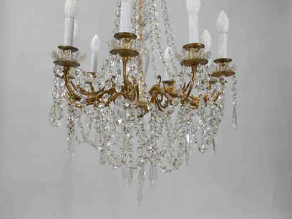 Dans le goût de Baccarat, un lustre en métal...