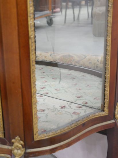 Vitrine en bois de placage et garniture de...